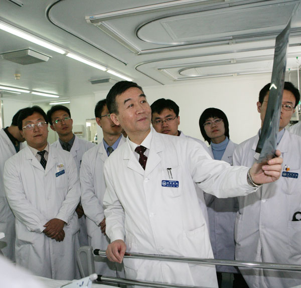 著名血管外科專(zhuān)家張建教授.jpg